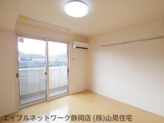 居室・リビング　こちらの居間で趣味の時間をお楽しみください