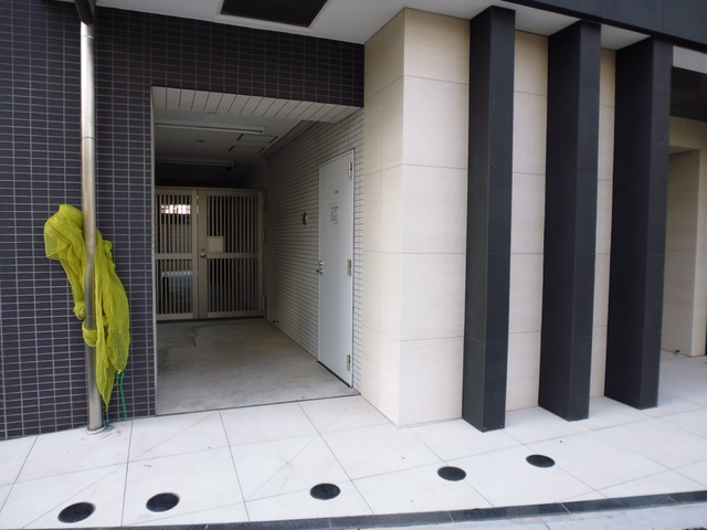 エントランス　建物左側にゴミ置場、駐輪場があります！