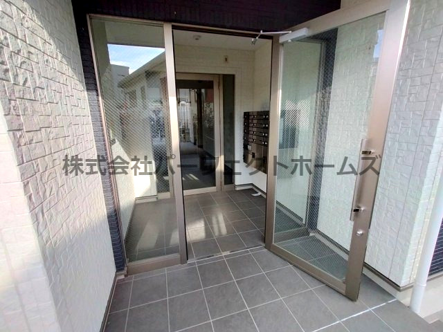 エントランス　ゆとりのあるエントランスです