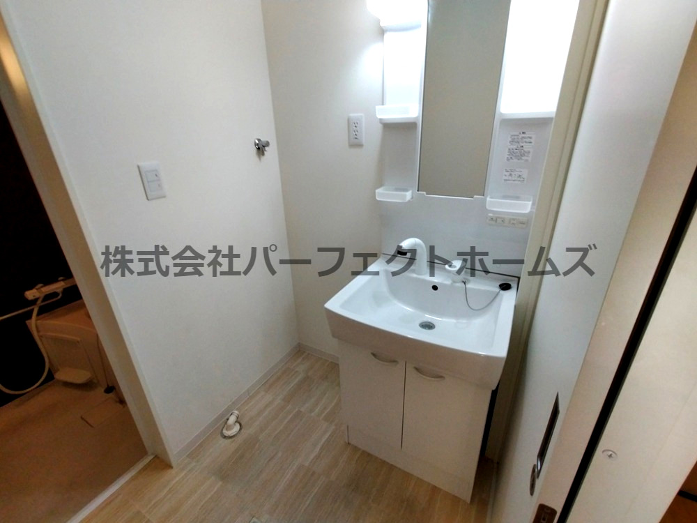洗面設備　独立洗面化粧台が付いています