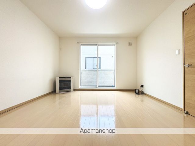 CYNTHIA JUDEの居間写真