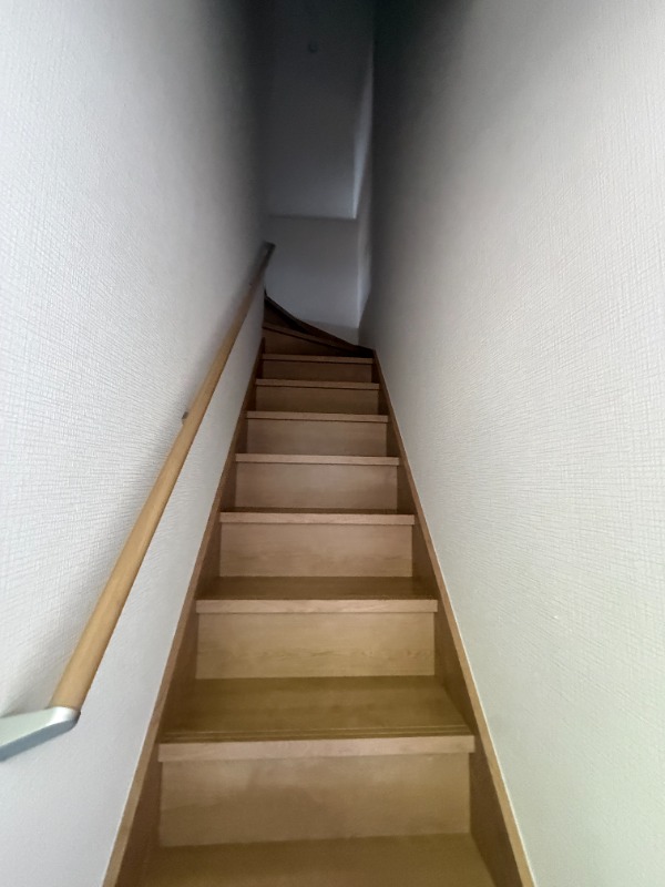 その他部屋・スペース　階段には手すりがあります