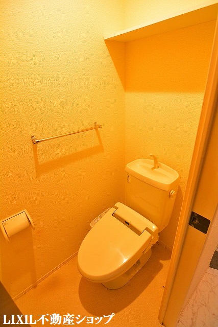 トイレ　上部に収納棚のある温水洗浄便座付のトイレです。