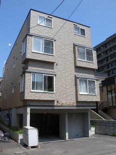 札幌市北区北二十七条西のアパートの建物外観