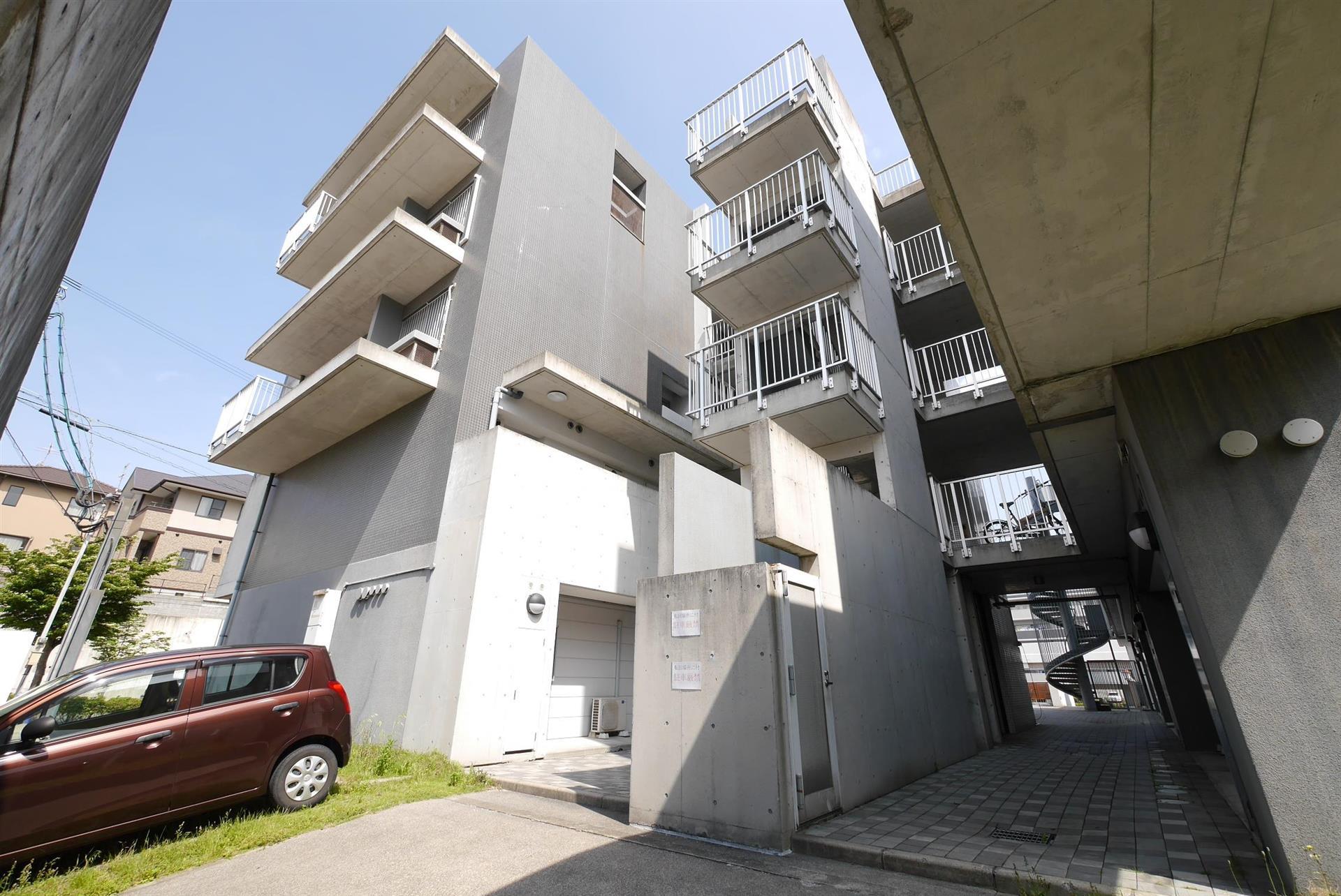 【北九州市八幡西区里中のマンションのエントランス】