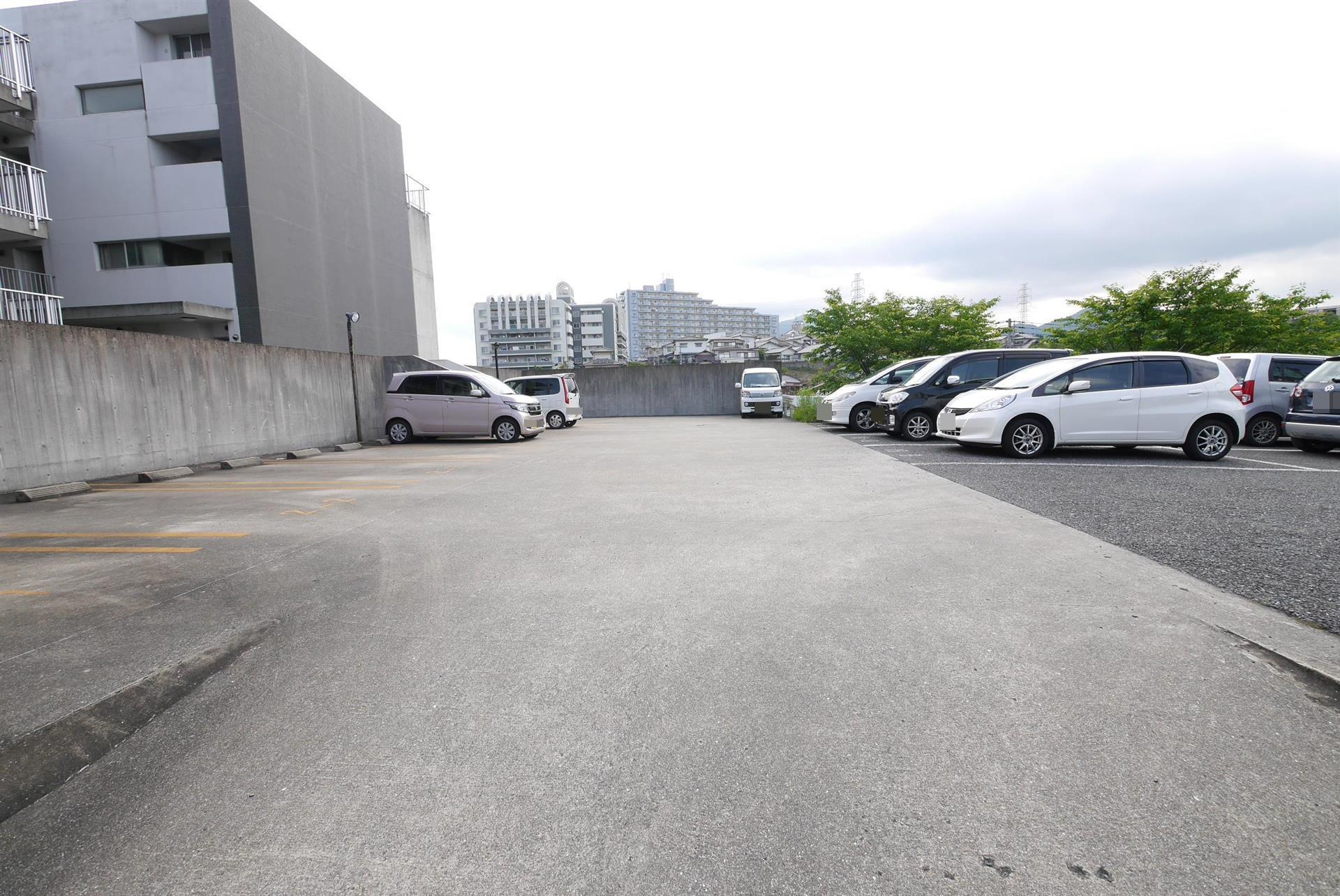 【北九州市八幡西区里中のマンションの駐車場】