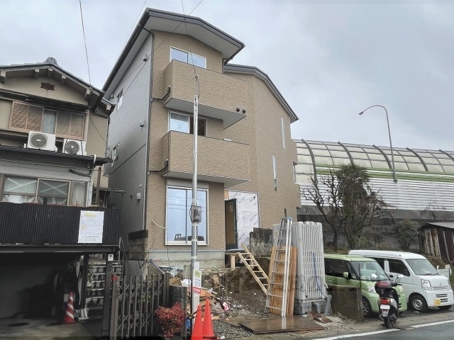 京都市山科区大宅中小路町のアパートの建物外観