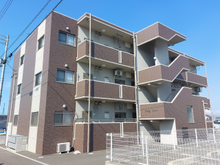 伊予郡松前町大字恵久美のマンションの建物外観