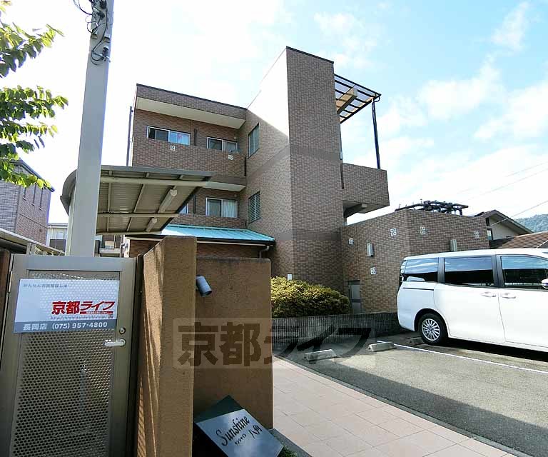 長岡京市調子のマンションの建物外観