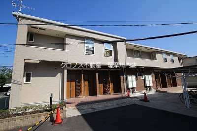 出水市上知識町のアパートの建物外観