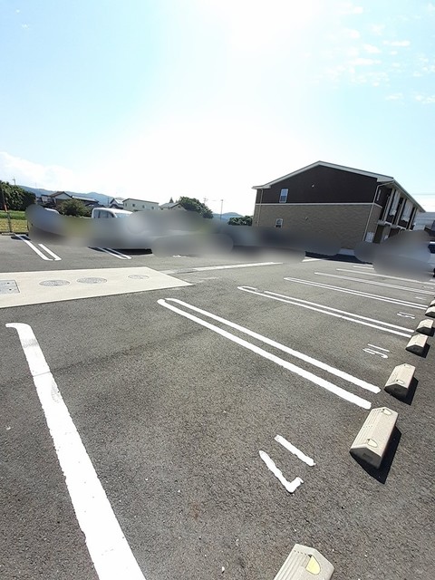 【出雲市知井宮町のアパートの駐車場】