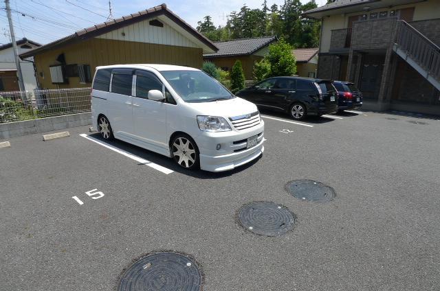 【カトルセゾンＢの駐車場】