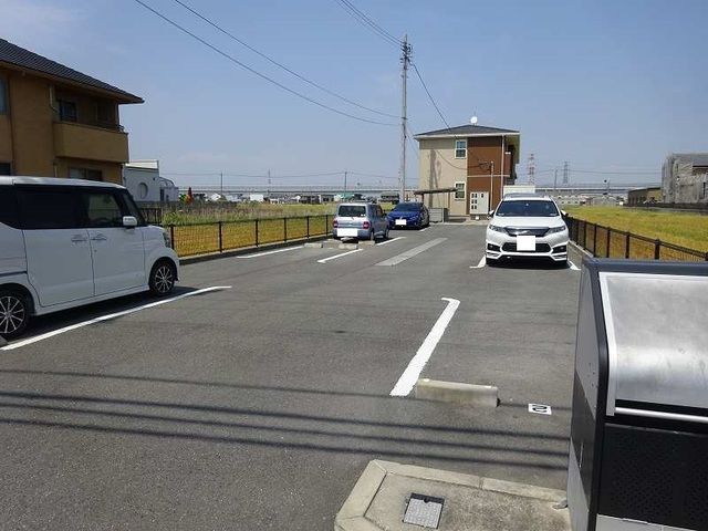 【三重郡川越町大字南福崎のアパートの駐車場】