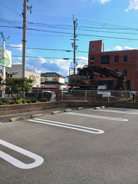 【和歌山市狐島のアパートの駐車場】