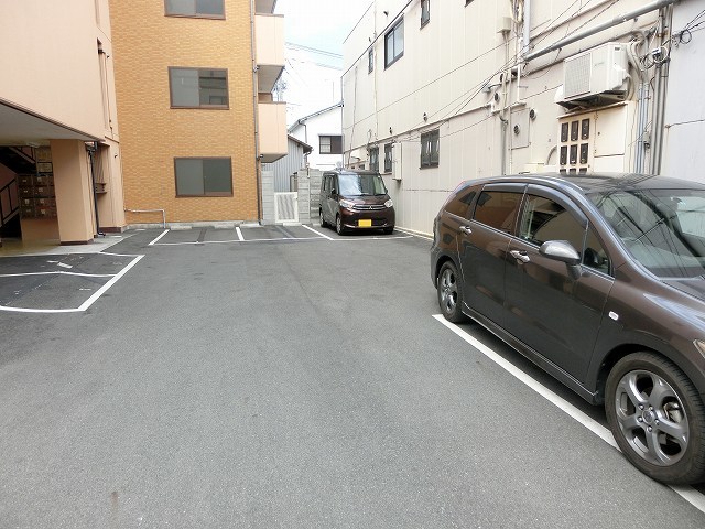 【倉敷市鶴形のマンションの駐車場】