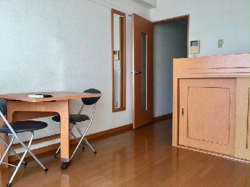 居室・リビング　Bタイプ　号室により、間取りや備品は異なる場合があります。