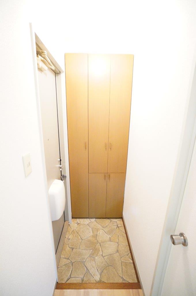 玄関　※同物件・反転タイプの写真です。