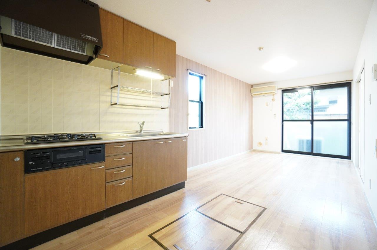 居室・リビング　※同物件・反転タイプの写真です。