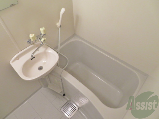 バス・シャワールーム　お風呂はこちらのユニットバスになりますねー。