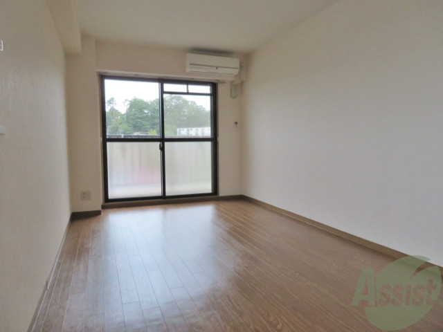 居室・リビング　こちらは東向きの明るいお部屋になりますね