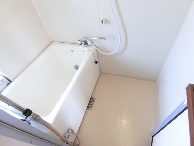 バス・シャワールーム　家族の入浴時間がずれても温められる追い焚き機能付きのバスルー