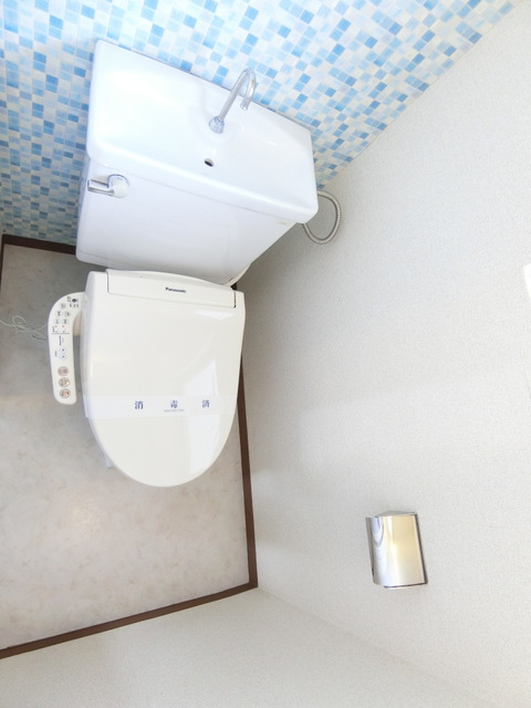 セキュリティ　トイレは温水洗浄便座付き♪人気のバストイレ別です♪横にはタオ