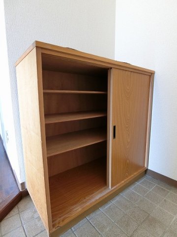 玄関　シューズボックス付きで玄関すっきり片付きます！上に写真やかわ