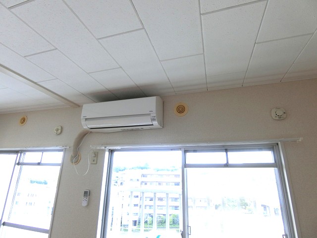 その他設備　リビングダイニングキッチンにあるエアコンです！ムシ暑い夏も肌