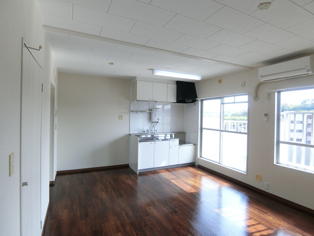 居室・リビング　南西向きリビングダイニングキッチン12帖☆バルコニーに繋がる