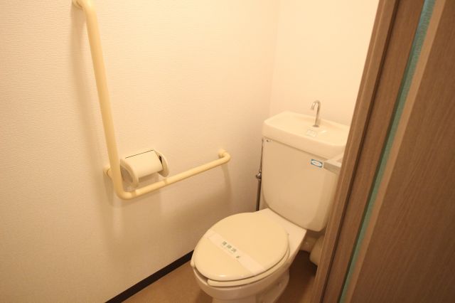 トイレ　トイレにも手すりがあるのは嬉しいですね♪（退去前の写真です）