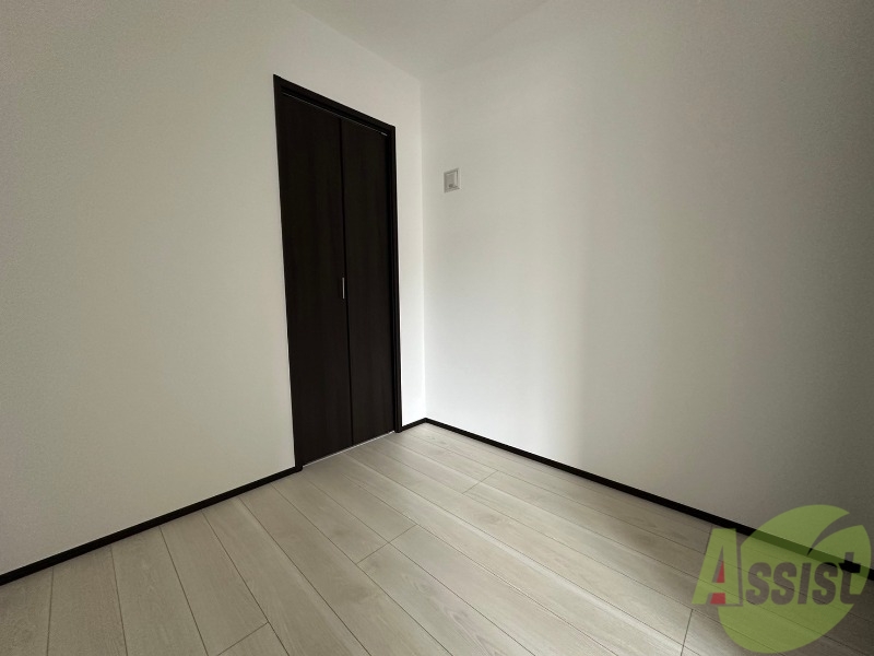 その他部屋・スペース　寝室になりそうな洋室です。シンプルで落ち着きますね。