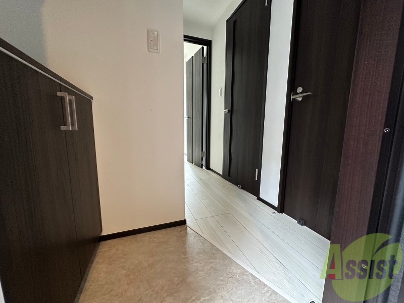 玄関　玄関から撮影しました。明るい印象ですね。