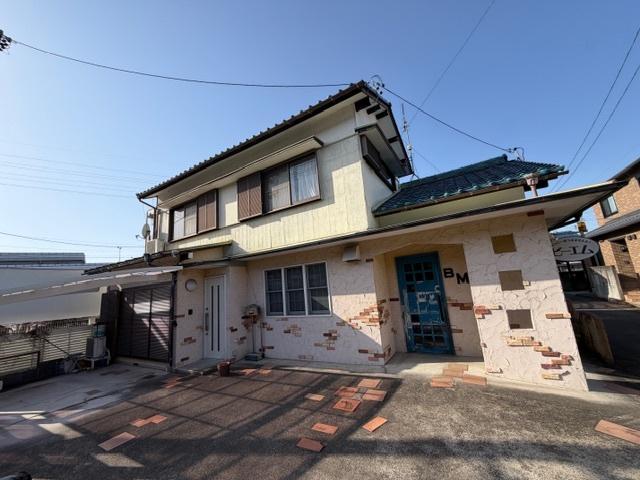 建物外観　南向き、陽当たり良好、駐車場4台