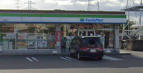 コンビニ　ファミリーマート 関桜町店（コンビニ）まで678m
