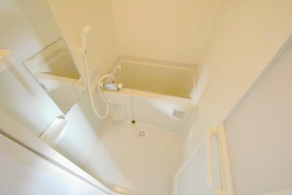 バス・シャワールーム　バスルームはトイレと別々で、広々としていますよ。