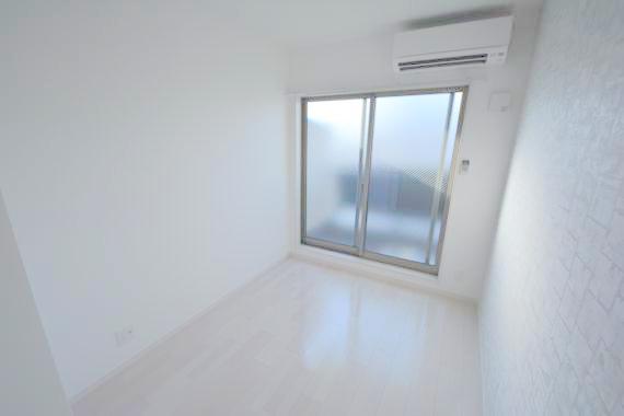 その他部屋・スペース　ゆとりのあるベッドルームで快適な睡眠をとってくださいね。