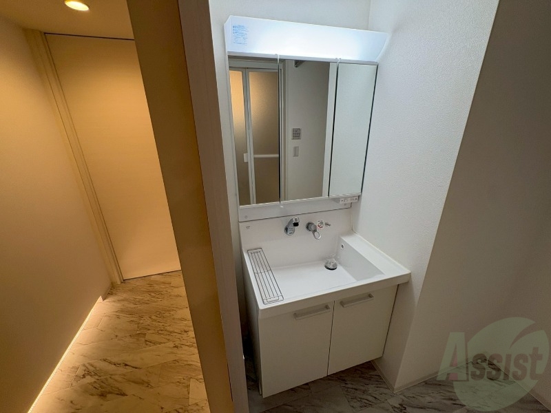 洗面設備　大きくて使いやすそうな独立洗面台になっています。