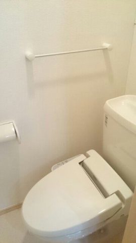 トイレ　落ち着いた色調のトイレです
