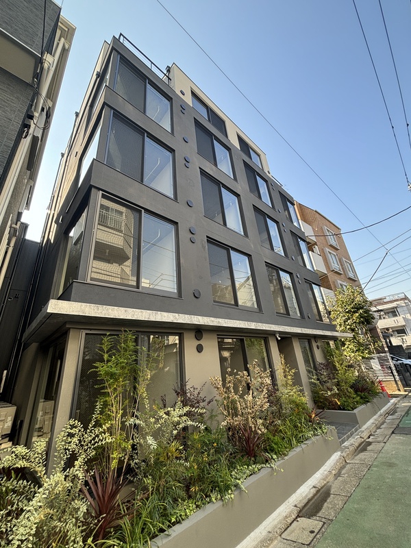 建物外観　直線的なデザイン