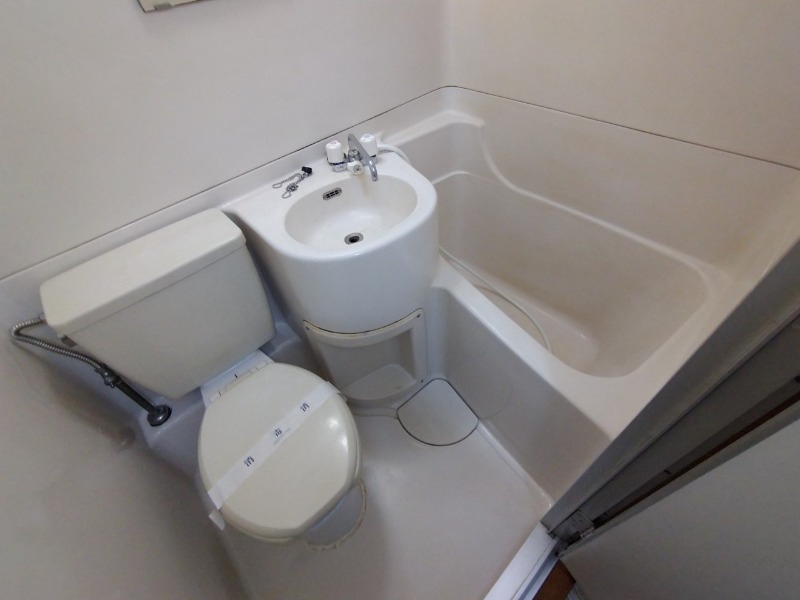 バス・シャワールーム　こちらはお風呂。一日の疲れをここで癒してください。