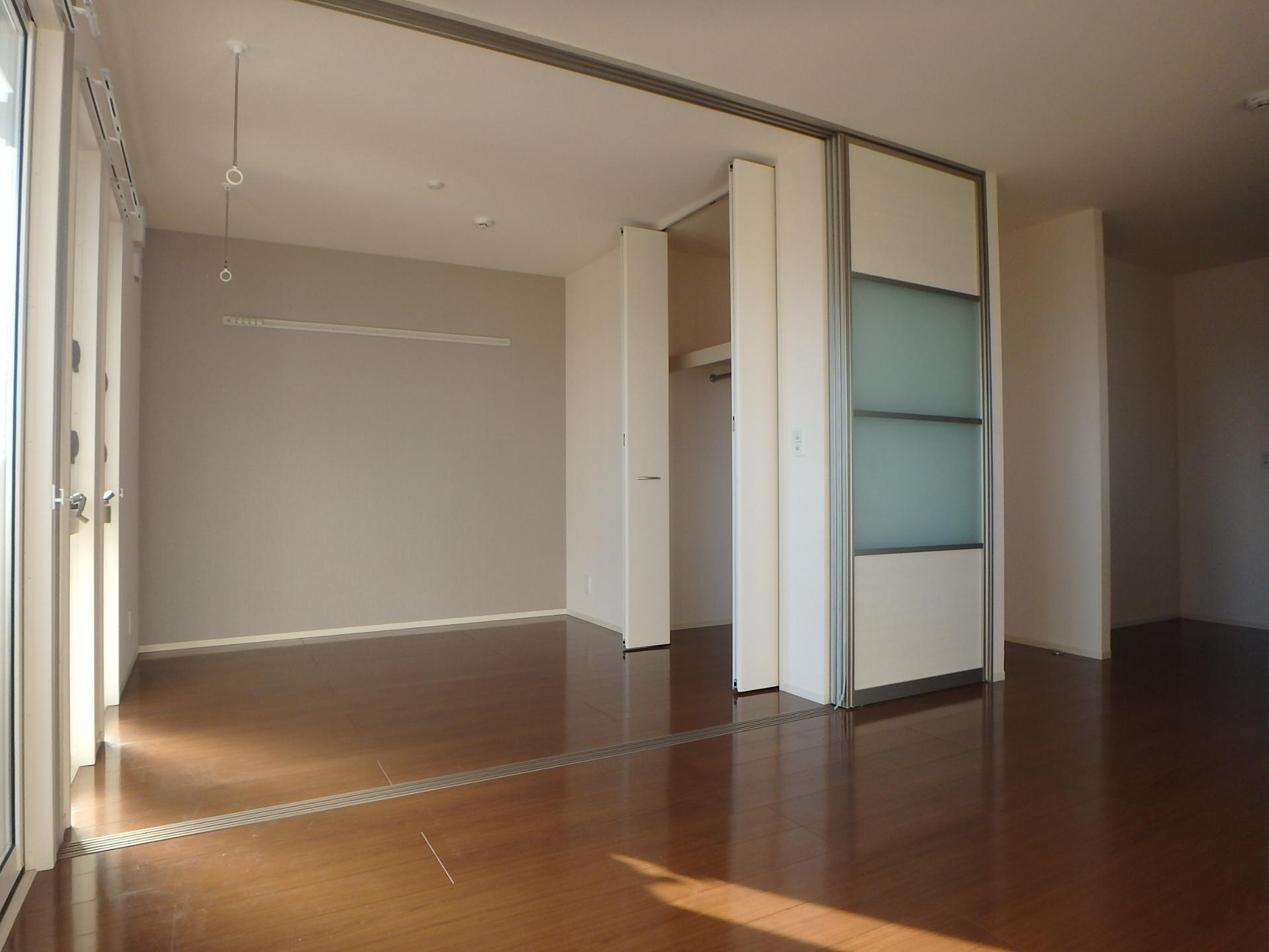 居室・リビング　南向きのお部屋には室内物干しが付いています