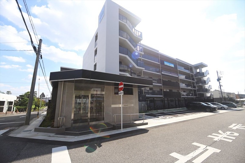 建物外観　オートロック　宅配BOX　敷地内ごみ置き場