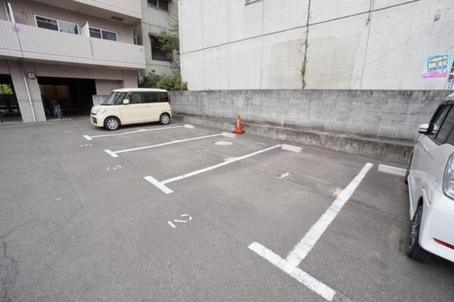 【松山市東雲町のマンションの駐車場】