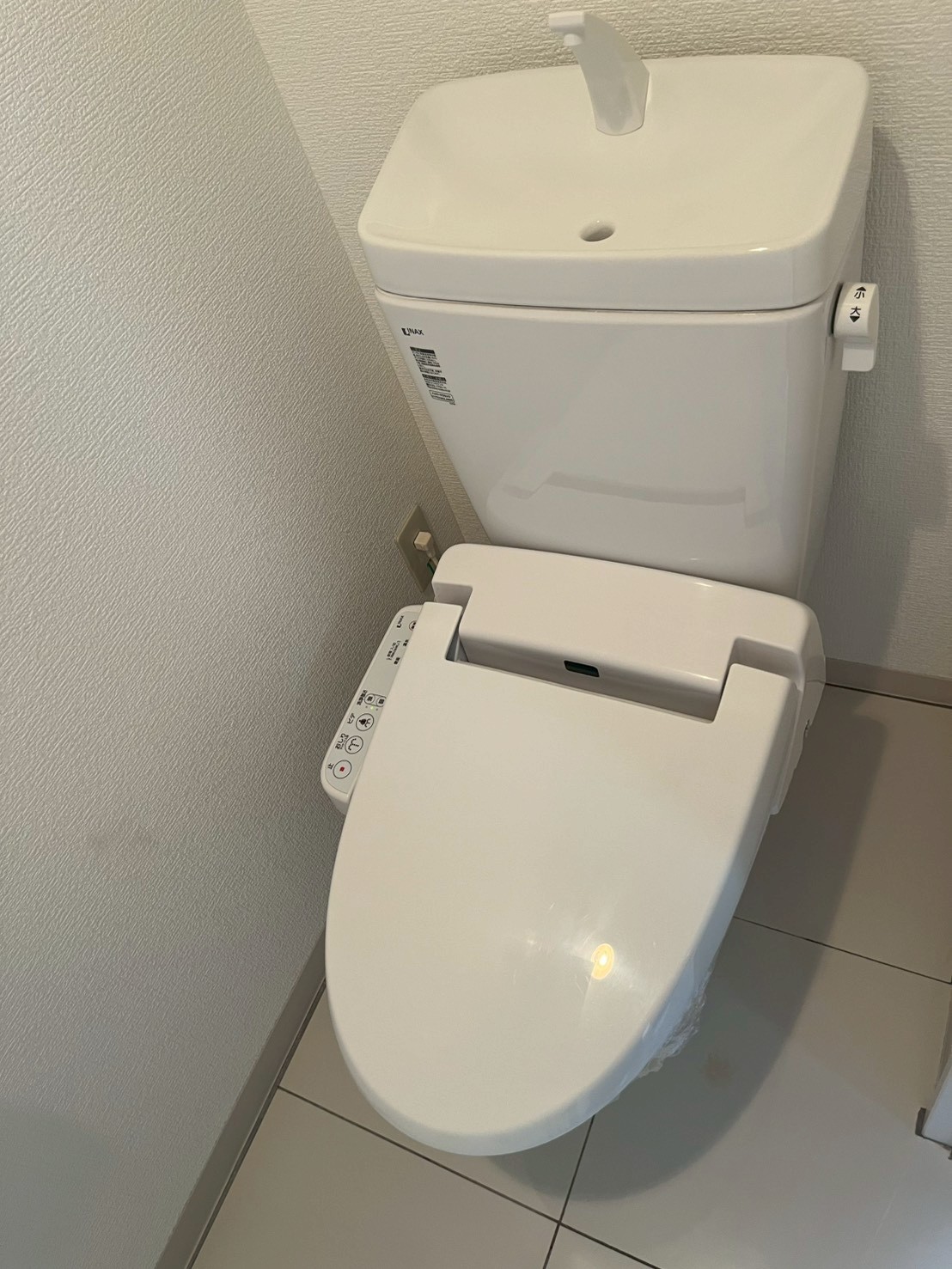 トイレ　WC、ウォシュレット付き