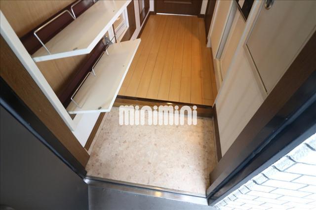 玄関　左側に下駄箱があります。