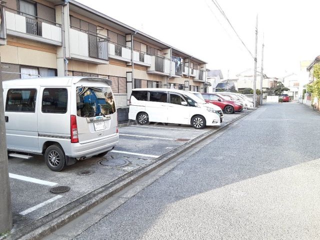 【クローバーパレスの駐車場】