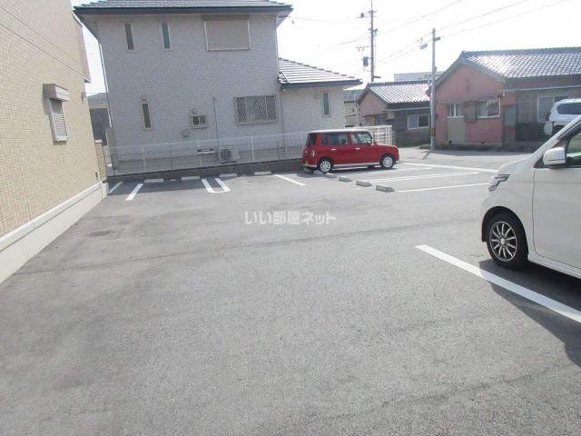 【四日市市尾平町のアパートの駐車場】