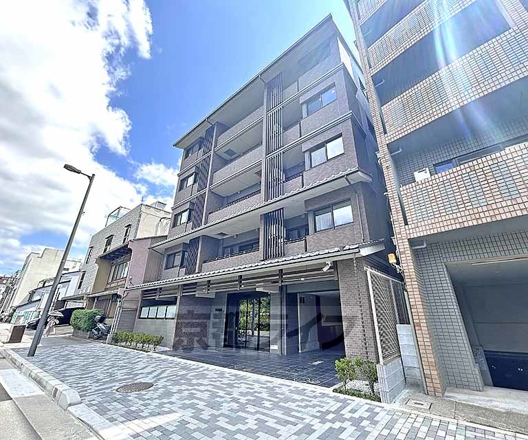 京都市中京区九町目のマンションの建物外観