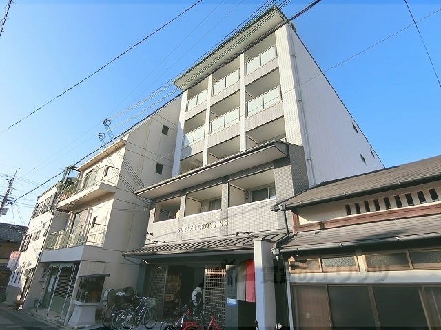 京都市上京区六番町のマンションの建物外観