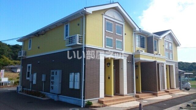 宇部市大字西岐波のアパートの建物外観